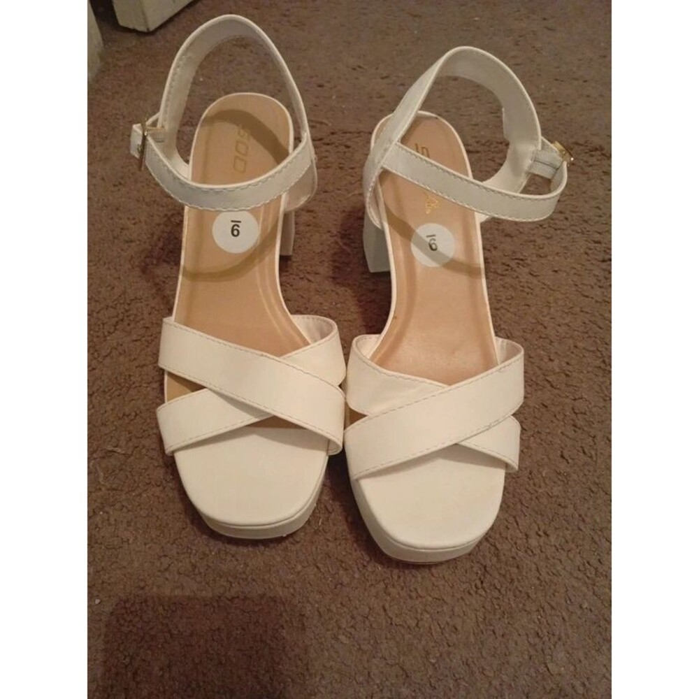 Ladies size 9 white chunky block heel sandals by Soda
